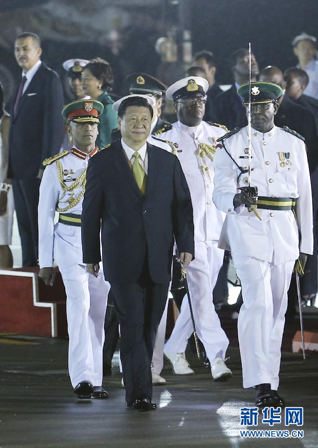 這是習(xí)近平主席檢閱儀仗隊(duì)。姚大偉 攝