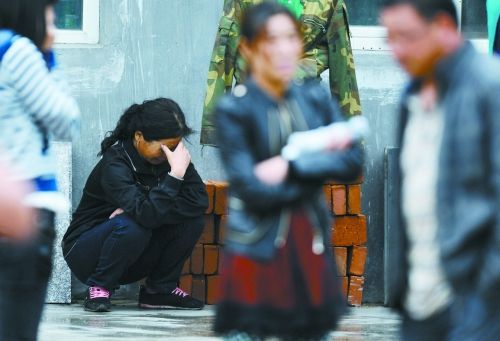 一名失蹤員工的家屬在失蹤人員信息登記處前哭泣。