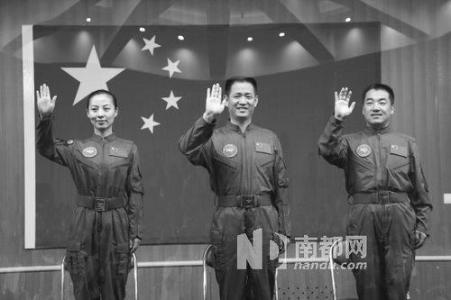 神舟十號航天員王亞平(左)、聶海勝(中)、張曉光(右)。 新華社發(fā)
