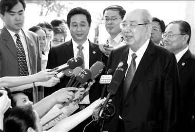 吳伯雄率國民黨大陸訪問團抵達北京，在下榻的麗思卡爾頓酒店接受記者采訪。中新社發(fā)
