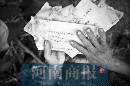 兒子寫來的每一封信，母親都小心翼翼地保管著