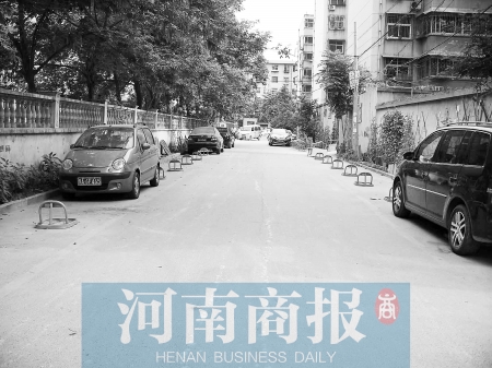 城市公共道路，成了很多人的“停車場” 記者 邱曉峰/攝