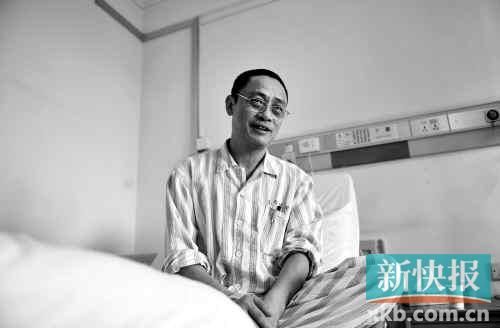 在病床上,趙海濱看起來比原先照片里消瘦了很多,雖然戴著一副近視眼鏡,卻掩飾不住鏡框后面發(fā)黑的眼圈。新快報(bào)記者孫毅/攝