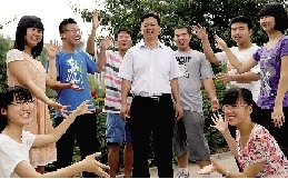 同學(xué)們用手臂連成光環(huán)，把班主任老師圍起來，表達(dá)對他的敬意和謝意。