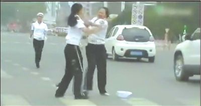 兩名“女交警”馬路中央廝打。圖/東方IC