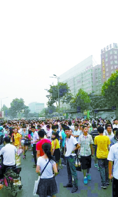 　早高峰等公交，場面蔚為壯觀（網友供圖）。