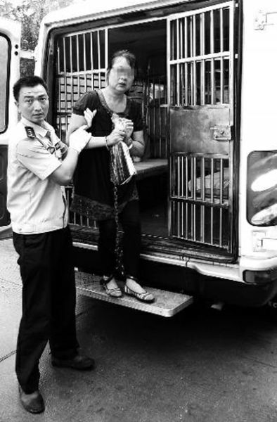 曹艷芳被帶出囚車，準(zhǔn)備到渭南市中級(jí)人民法院受審 程英晏 攝
