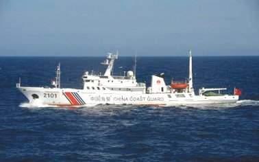 24日在釣魚(yú)島附近海域巡航的中國(guó)海警船。