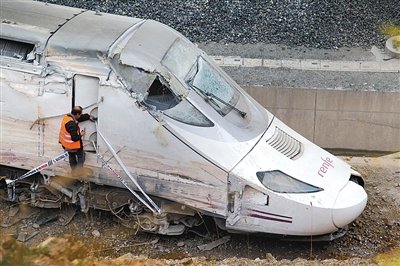 快速列車(chē)的車(chē)頭沒(méi)有受到太大損壞。