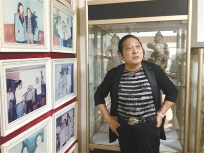 7月17日，王林向記者講述合影背后的故事。王林很樂于展示他和高官、名流的合影，但有官員曾回應(yīng)，合影不代表什么，有時候只是礙于朋友情面見他一下。新京報(bào)首席記者 張寒