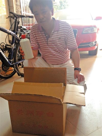 7月19日，王林的“徒弟”鄒勇向記者展示他從王林那里買到的“特供”酒。新京報(bào)首席記者 張寒