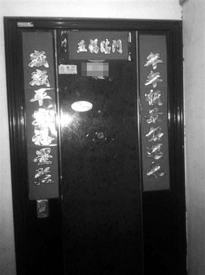 昨天22時許,被摔女童家房門緊閉,多名家屬稱,在協(xié)商處理孩子后事。新京報記者 楊鋒 攝