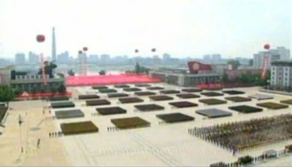 7月27日是《朝鮮停戰(zhàn)協(xié)定》簽署60周年紀念日，朝鮮在首都平壤舉行的盛大的閱兵儀式。圖為閱兵廣場。