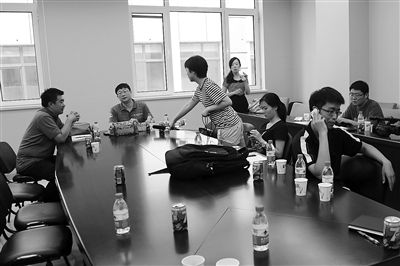 昨日，什剎海街道辦事處第四會(huì)議室，“什剎海女童練攤父親被打”事件的通氣會(huì)現(xiàn)場。