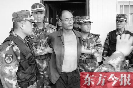7月27日13時50分許，駐馬店市西平縣的“7·25”連環(huán)殺人案犯罪嫌疑人丁金華（左三）在禹州落網(wǎng)