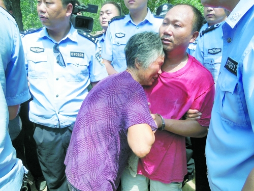 潛逃23年，歸案之時再見父母，最不能承受的究竟是誰？
