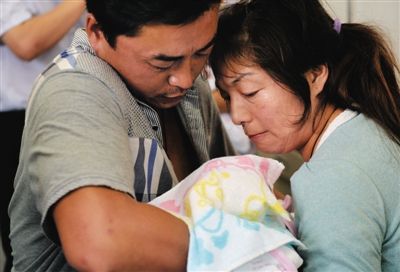 昨晚,被產科醫(yī)生張淑俠拐賣的雙胞胎女嬰在富平縣人民醫(yī)院與父母團聚。