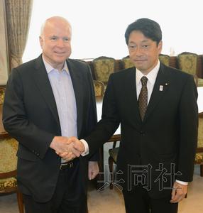21日上午，美國共和黨資深參議員麥凱恩（左）與日本防衛(wèi)相小野寺在防衛(wèi)省會談前握手。（圖片來源：日本共