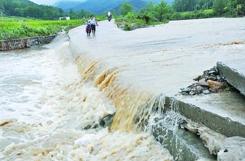 短時(shí)強(qiáng)降雨攜帶泥土、沙石、樹(shù)木等造成災(zāi)害
