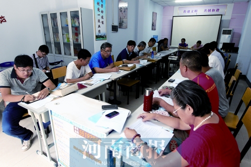 消費者代表和旁聽人員走進社區(qū)，聽取市民關(guān)于鄭州地鐵的意見和建議