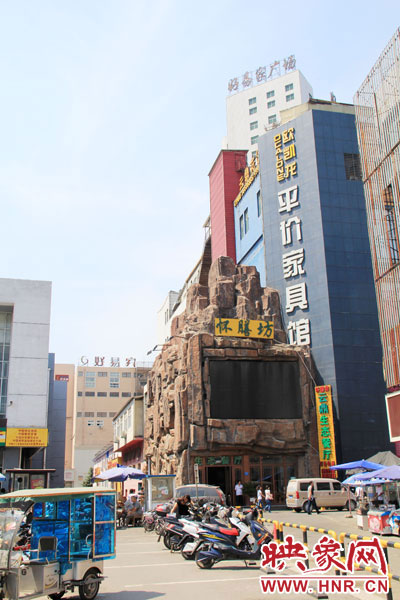 在該酒店一層的入口處，屹立著一座4層樓高的假山，氣勢(shì)雄偉。