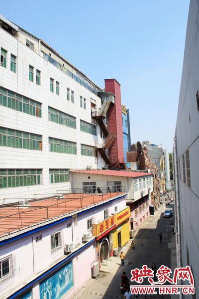 該家具賣(mài)場(chǎng)共6層樓，第7層建筑與其他樓層風(fēng)格迥然不同，有明顯后期加蓋痕跡