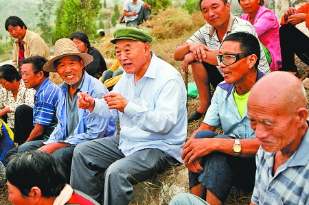 在唐莊，當(dāng)?shù)厝罕娒看我?jiàn)到吳金印總有說(shuō)不完的知心話(huà)。記者 史長(zhǎng)來(lái) 攝