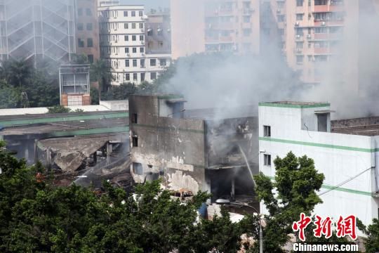 廣州白云區(qū)一倉庫爆炸致4死36傷，事發(fā)3個多小時后現(xiàn)場仍冒著白煙?！「邩s權(quán) 攝
