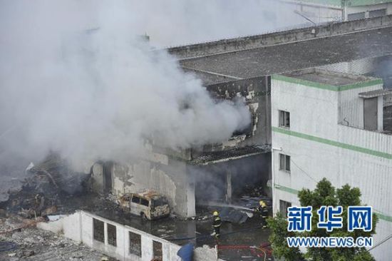 9月10日，消防人員在爆炸現(xiàn)場(chǎng)撲救火情。 新華社記者 梁旭 攝