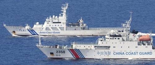 日本海上保安廳的4艘巡邏船則在數(shù)百米開(kāi)外與之并列航行，展開(kāi)一對(duì)一較量。