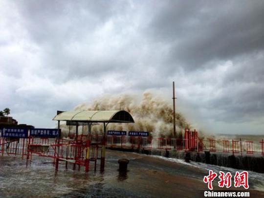 汕頭澄海萊蕪碼頭潮位猛漲，巨浪洶涌。
