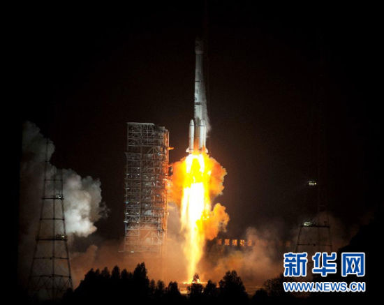 12月21日,載有玻利維亞通信衛(wèi)星的長(zhǎng)征三號(hào)乙運(yùn)載火箭點(diǎn)火發(fā)射。當(dāng)日零時(shí)42分,我國(guó)在西昌衛(wèi)星發(fā)射中心用長(zhǎng)征三號(hào)乙運(yùn)載火箭,成功將玻利維亞通信衛(wèi)星發(fā)射升空,衛(wèi)星順利進(jìn)入預(yù)定軌道。玻利維亞通信衛(wèi)星是該國(guó)擁有的第一顆衛(wèi)星。新華社記者 燕雁 攝