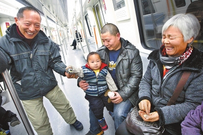 乘客中有80歲的老人，也有幾歲大的小孩，他們眼神共同傳遞著：新鮮和好奇。記者王錚攝