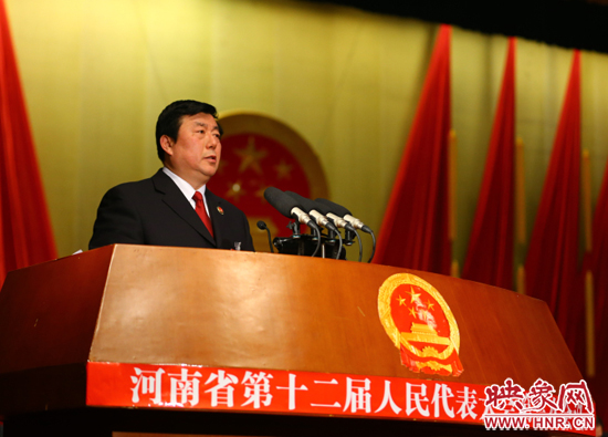 省人民檢察院檢察長(zhǎng)蔡寧向大會(huì)作工作報(bào)告。