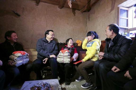 27日，李克強(qiáng)到安康旬陽(yáng)金坡村看望留守兒童。