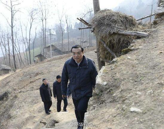27日，李克強(qiáng)到安康旬陽(yáng)金坡村看望留守兒童。