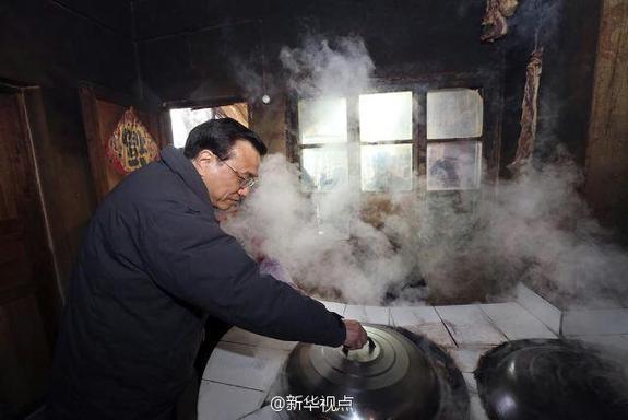 27日，李克強(qiáng)到安康旬陽(yáng)金坡村看望留守兒童。