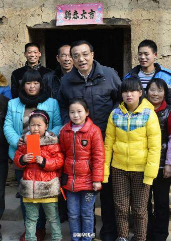 27日，李克強(qiáng)到安康旬陽(yáng)金坡村看望留守兒童。