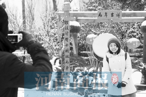 紫荊山公園里布置喜慶，引來(lái)不少游客合影留念。記者 楊東華/攝