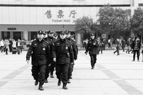3月2日，鄭州市特警加強對人員密集場所的武裝巡邏。
