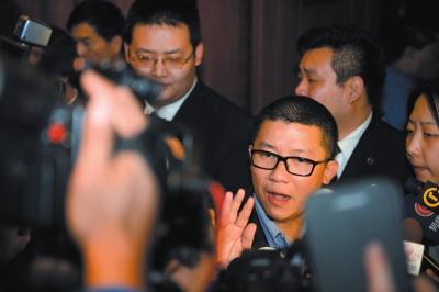 3月10日23時許，與馬航失聯(lián)航班部分乘客家屬乘坐同一航班的乘客在北京首都機場辦理值機手續(xù)。新華社