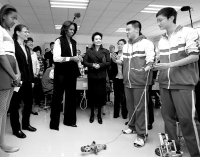 昨天上午，彭麗媛與米歇爾共同參觀北師大二附中，觀看學生們演示自己設計制作的幾何機器人。