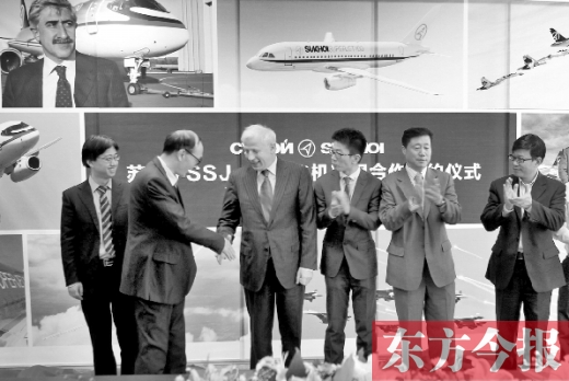　昨日，“蘇霍伊SSJ-100飛機項目”合作簽約儀式在鄭州舉行