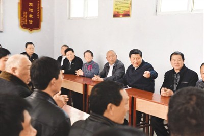 3月17日，習(xí)近平在河南省蘭考縣東壩頭鄉(xiāng)張莊村村委會(huì)與干部群眾座談，聽(tīng)取意見(jiàn)和建議。