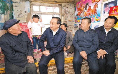 3月27日，李克強(qiáng)在內(nèi)蒙古自治區(qū)翁牛特旗橋頭鎮(zhèn)太平莊村看望貧困戶(hù)。