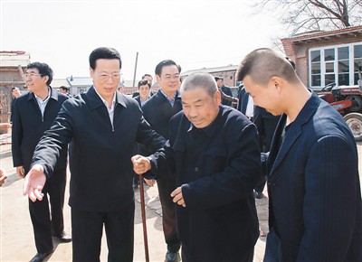 3月26日，張高麗在吉林省農(nóng)安縣農(nóng)安鎮(zhèn)小橋子村看望貧困戶(hù)王井山一家。