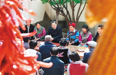 3月24日，俞正聲在云南省武定縣插甸鄉(xiāng)彝族小院農(nóng)戶(hù)家中進(jìn)行座談交流，聽(tīng)取基層黨員群眾意見(jiàn)建議。