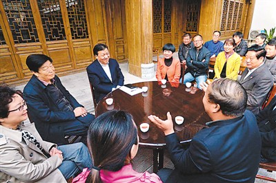 3月23日，劉云山在陜西省咸陽(yáng)市禮泉縣煙霞鎮(zhèn)袁家村與基層干部群眾座談，聽(tīng)取對(duì)教育實(shí)踐活動(dòng)的意見(jiàn)建議。