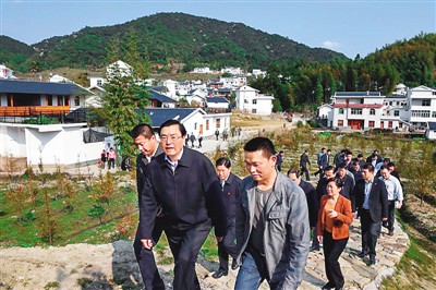 3月25日，張德江在福建省上杭縣古田鎮(zhèn)吳地村看望群眾。