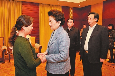  4月9日，中共中央政治局委員、國務院副總理劉延東在鄭州接見“踐行焦裕祿精神的好校長”張偉的家屬。